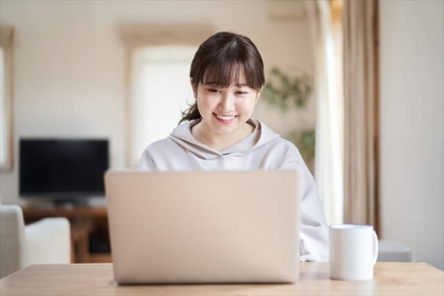パソコンで作業する女性